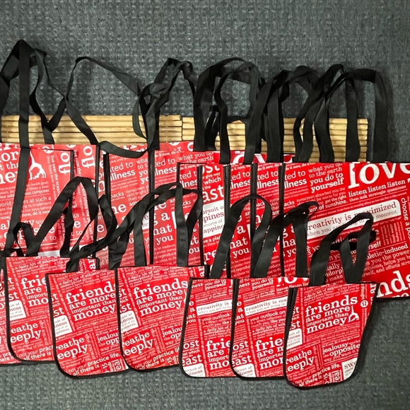 Assortment of Lululemon shopping bags, women’s, large and small - Picture 3 of 4